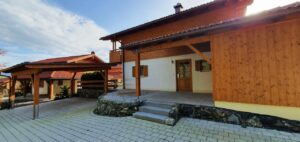 Eingangsbereich und großer Carport